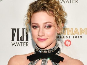 Sosem viselt még ennyire előnytelen ruhát Lili Reinhart