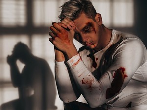 Rendhagyó fotósorozat hívja fel a figyelmet a negatív kommentek okozta lelki sérülésekre