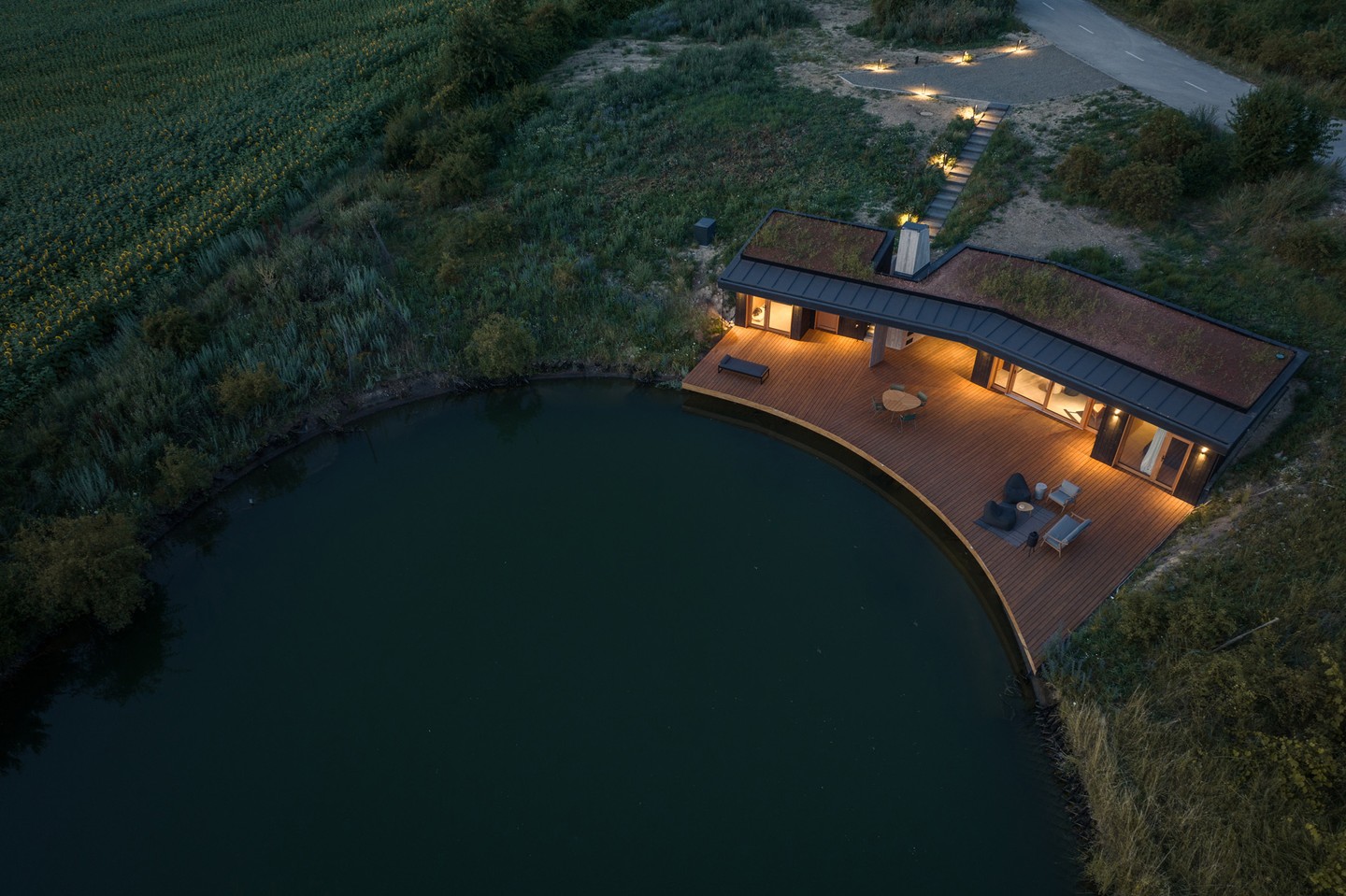 A Hello Wood magyar cég CTL tóparti háza