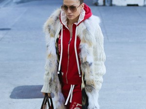 Ajjaj JLo! Bundához melegítő?