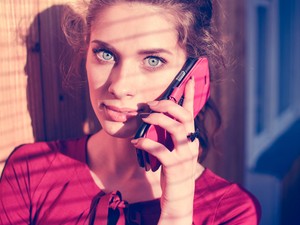 Hoppá! A telefon kék fénye károsíthatja a bőröd?