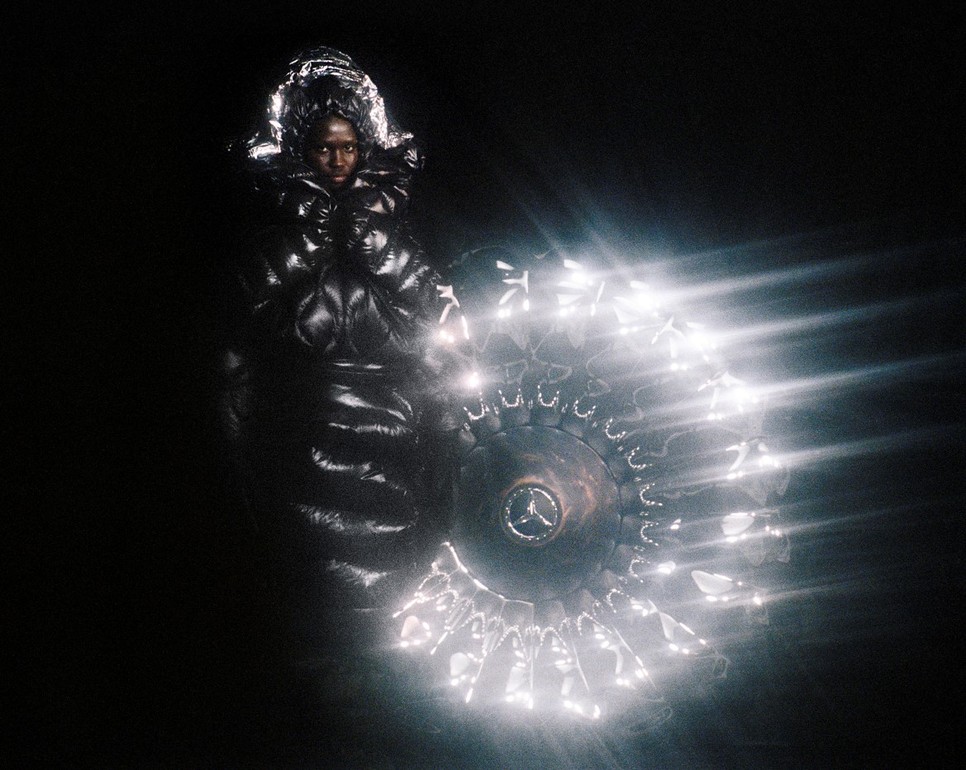 A Mercedes-Benz és a Moncler kollaborációja ötvözi a művészetet, a technológiát és a divatot