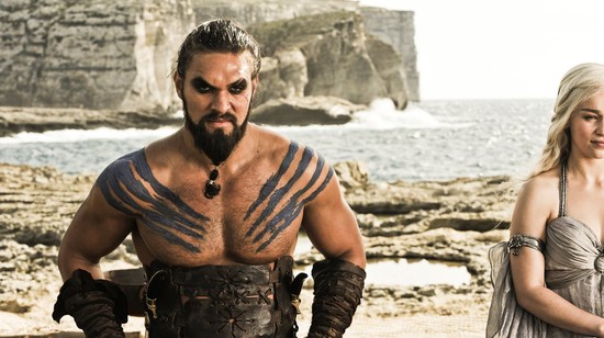 Emilia Clarke és Jason Momoa minden egyes szexjelenetük előtt zokogtak a Trónok harca forgatásán