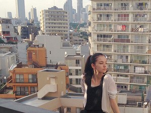 Tokiói háztetők, magyar lányok