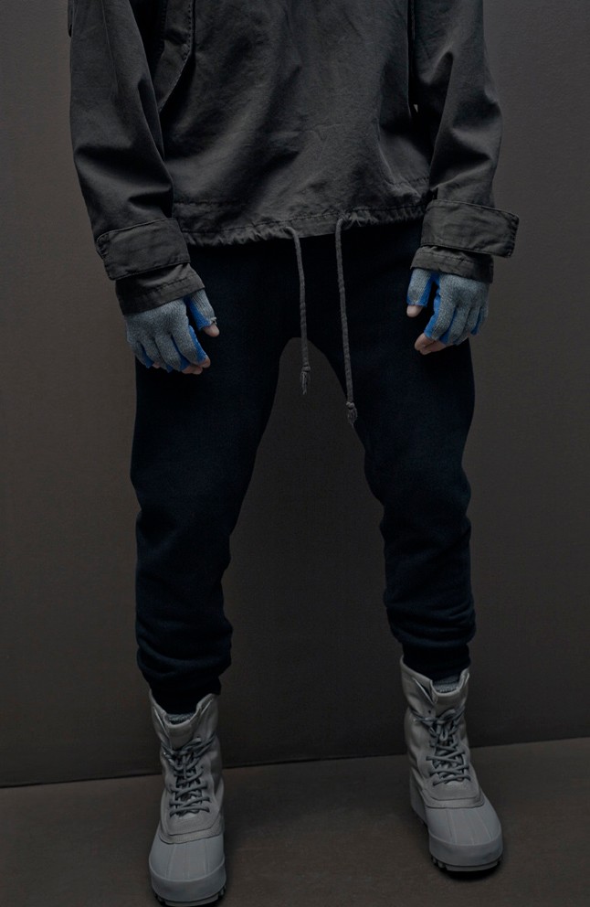 Szakadt harisnyák, szemét, fenékmutogatás és meztelenkedés Kanye West új kollekciójában