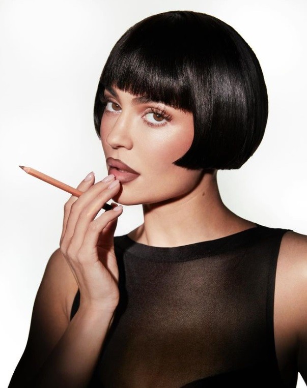 Kylie Jenner rövid hajjal pózol új kampányfotóin