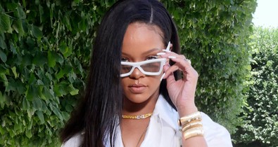 Rihanna bejön a hálószobádba, és ad néhány cuccot, amitől elpirulsz