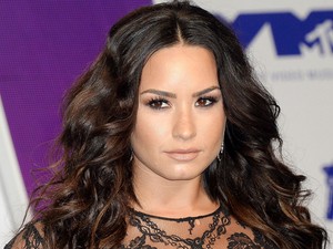 Demi Lovato meztelen felsőben partizott, eláll a lélegzet