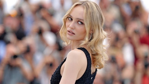 Lily-Rose Depp új szintre emelte a pucérruha fogalmát, szinte meztelenül pózol