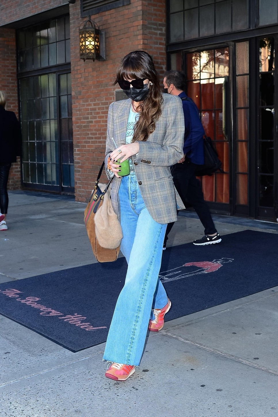 Mivel hordd a bő szárú farmert? Dakota Johnson megmutatja