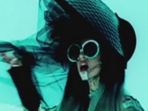 Gaga, Chanel és Mugler a kukoricásban