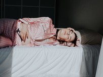 Észrevétlenül kúsznak fel a kilók? Ez történik a testeddel, ha minden nap csak egy órával később fekszel le