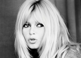 Új variáció: haját aranyszőkére festve, egyenesre szárítva hordta, picit alátupírozva. A korszakban a festett hajnál megbocsáthatatlannak számított, ha a hajtőnél látszott az eredeti szín, de BB-t ez csak szexibbé varázsolta.