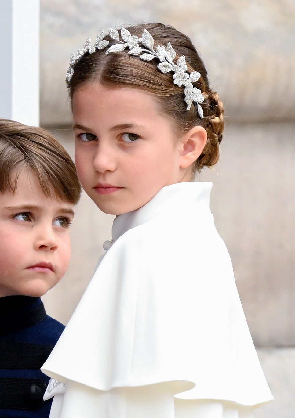 Katalin hercegné és Sarolta hercegnő egyforma fejdísszel és frizurával tündököltek Károly király koronázásán