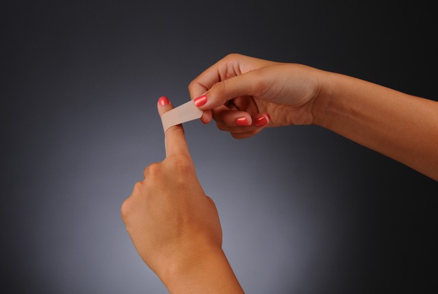 A Tesco az első cég, amely mostantól sötétebb bőrre is gyárt sebtapaszokat