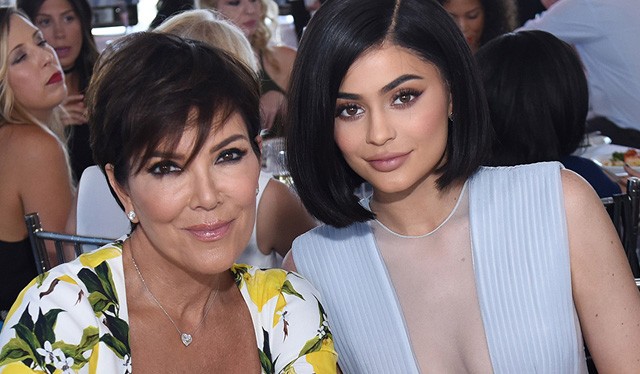 Kylie Jenner kiköpött mása Kris Jennernek ezen a fotón