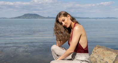 „Pokoli nehéz úgy kiteljesedni lelkileg, hogy ne befolyásolják a döntéseinket mások elvárásai” - Mészöly Anna színésznővel beszélgettünk