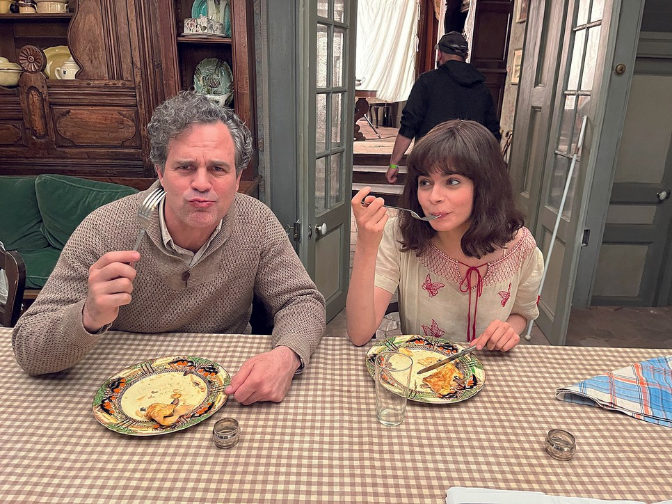 A láthatatlan fény című sorozatban Mark Ruffalo nemcsak a forgatási jelenetekben, hanem a valóságban is előszeretettel fogyasztotta Zoé sütijeit