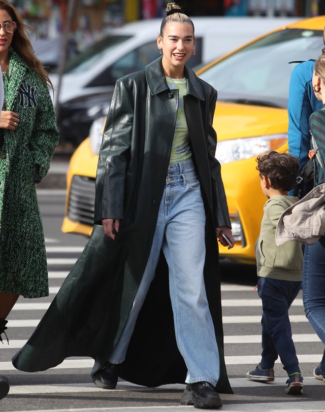 Dua Lipa Mátrix-kabátban