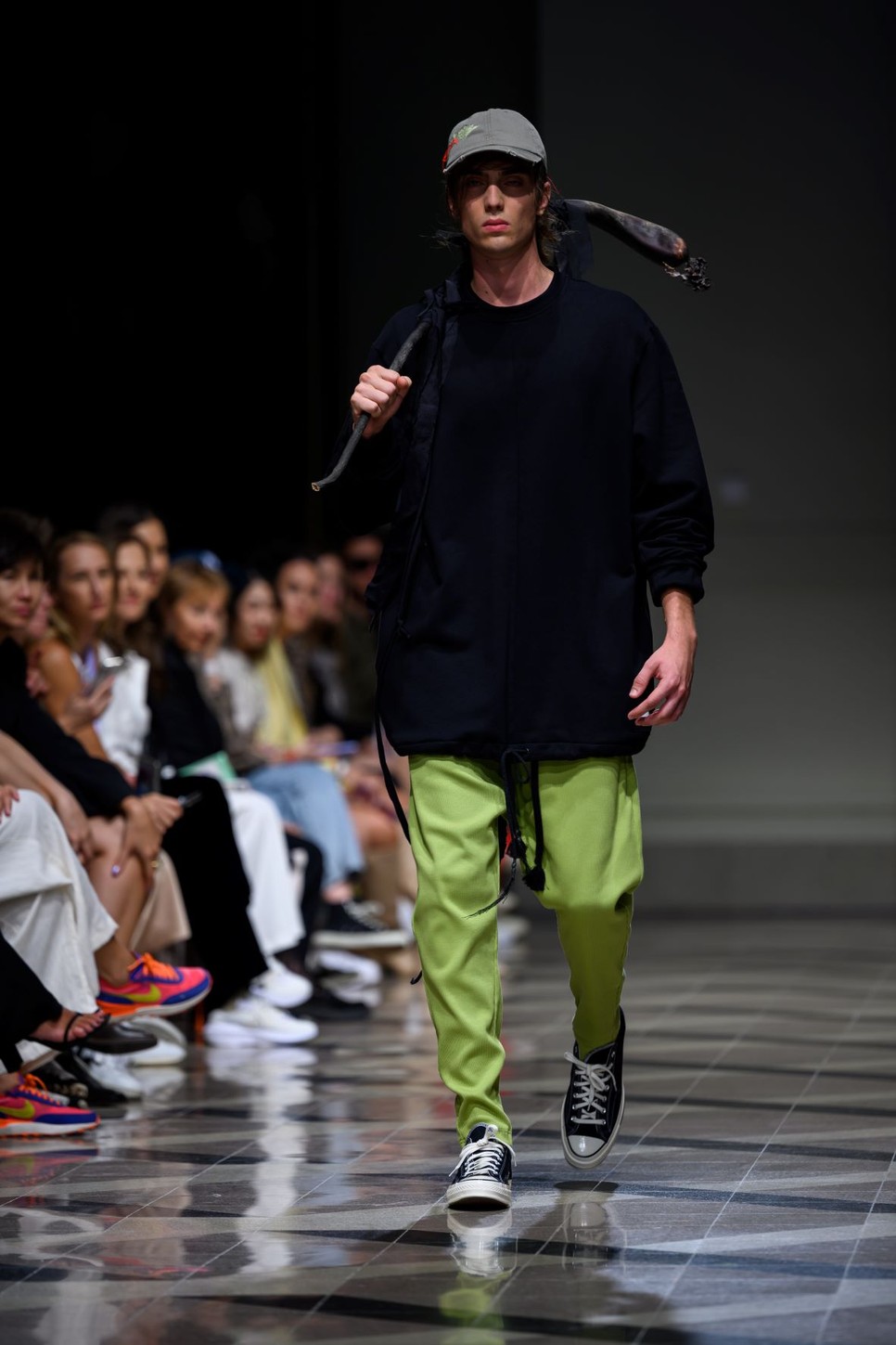 A ZSIGMOND márka kifutóján is ott voltak a Converse klasszikusok