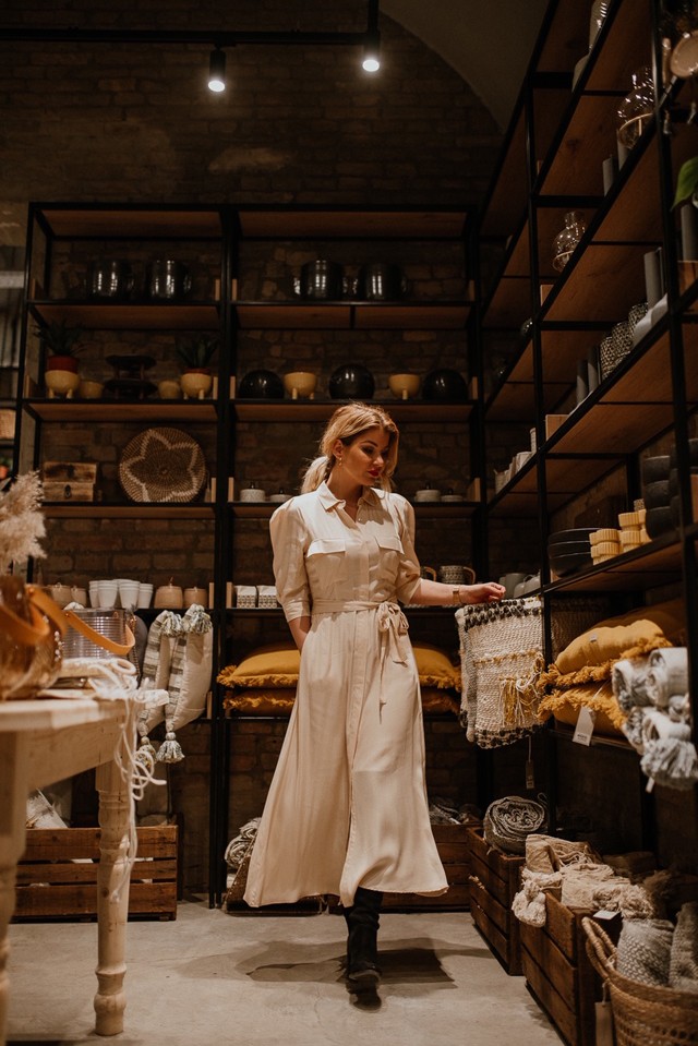 Nagy Kata a város legmenőbb helyére látogatott ma el egy gyönyörű selyemruhában