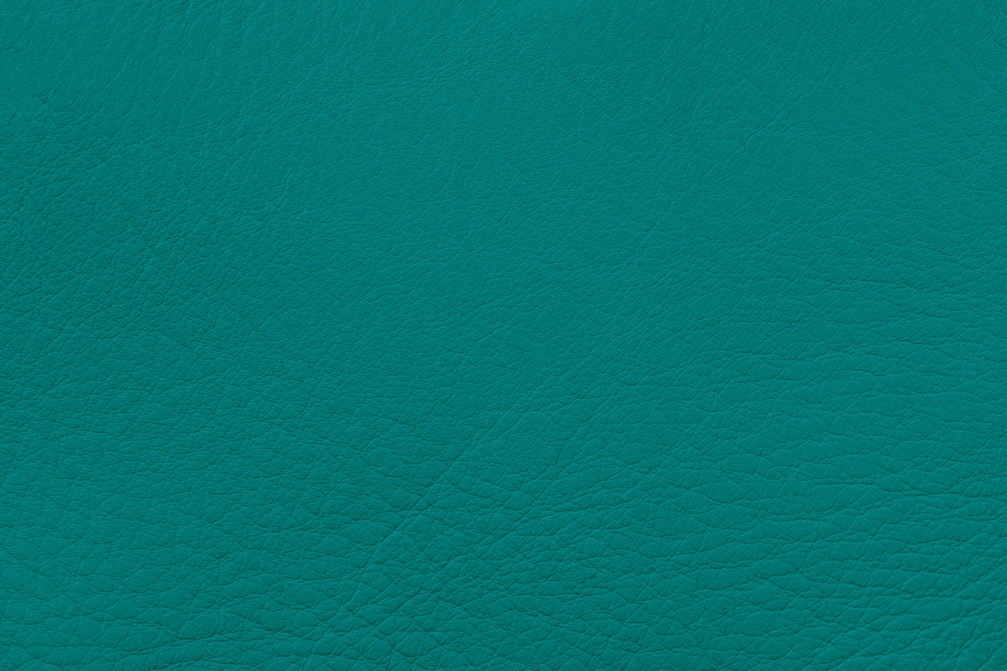 2026 - Transformative Teal, vagyis „átalakító kékeszöld”. Ez a mély, hűsítő kékeszöld árnyalat a nyugalom és a rugalmasság érzetét hivatott kelteni, tükrözve a környezettudatos dizájn és a természettel való kapcsolat iránti növekvő vágyat. 