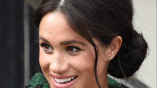 Harry herceg keresztapa lett, Meghan Markle pedig egy gyönyörű vintage Dior kabátban kísérte el a keresztelőre