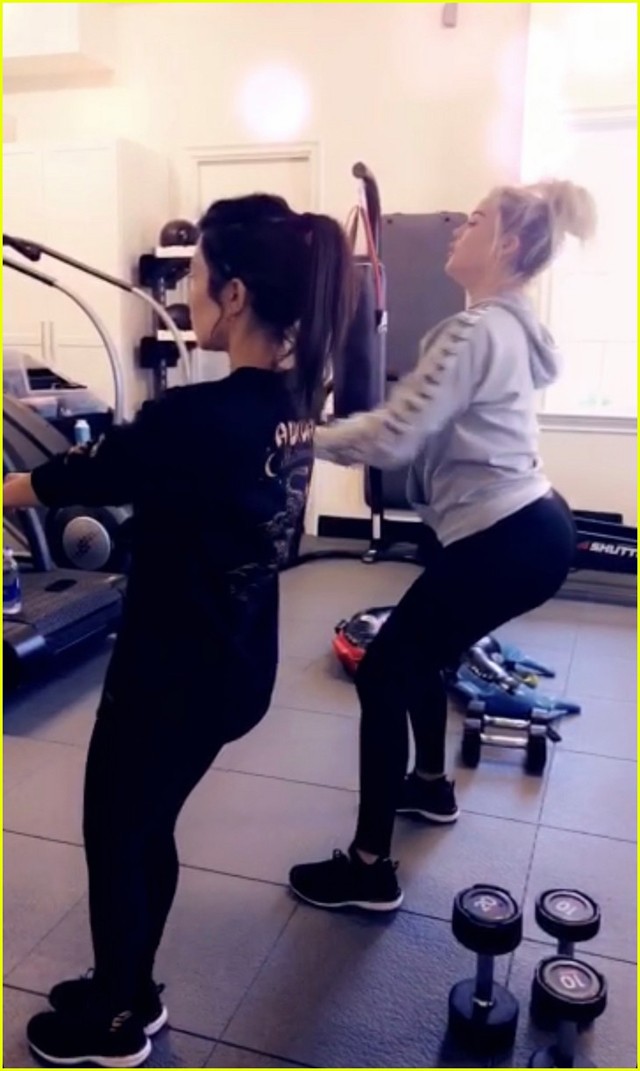 Khloé Kardashian várandósan is hatalmas súlyokkal edz!