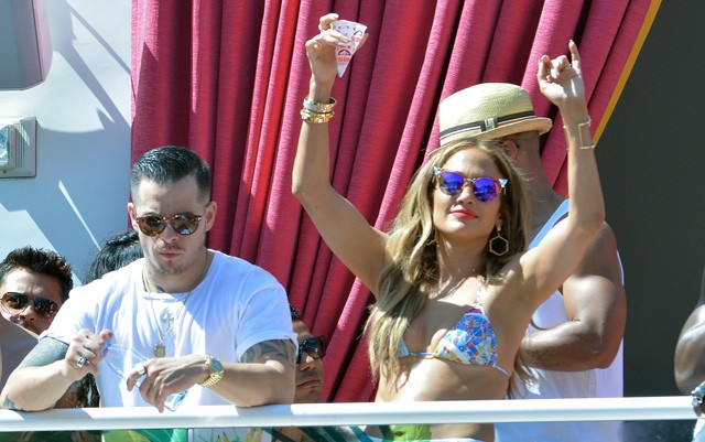 jennifer lopez, emléknap, bikini, fürdőruha, medencés parti, jlo