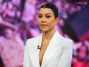 Dobj el mindent, Kourtney Kardashian topless mutatta meg kerekedő pocakját