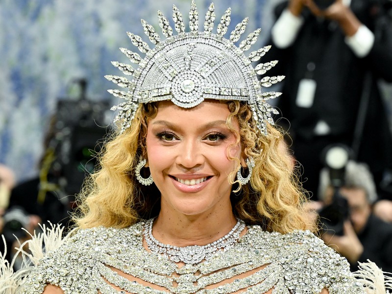 Beyoncé kristályokkal kirakott pucérruhája láttán elakad a szavad, 10 év után újra tarolt a Met-gálán