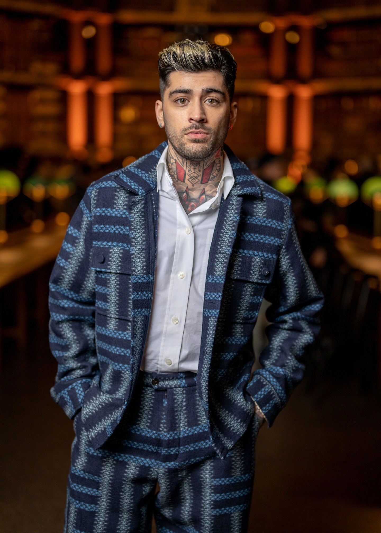 Zayn Malik! Zayn Malik egy alkalommal lépett csak vörös szőnyegre a Met-gála keretein belül. Sőt, előtte még csak nem is hallott az eseményről, mielőtt részt vett volna rajta. Zayn az akkori barátnőjét, Gigi Hadidot kísérte el, és visszatekintve azt mondja, soha többé nem menne el a programra. „Ez nem egy olyan dolog, amire elmennék. Inkább ülnék otthon, és csinálnék valami produktív dolgot, minthogy nagyon drága ruhákba öltözzek, és egy vörös szőnyegen fotózkodjak.” – mondta a GQ-nak 2018-ban.