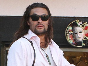 Jason Momoa fürdőnaciban pancsikol, ha érdekel, van pár képünk