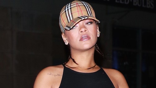 Zokni szandállal? Rihanna tesz rá, hogy ki mit gondol a trendről