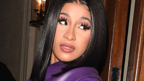 Cardi B videósorozatot tett közzé arról, ahogy beszúrják új piercingjeit