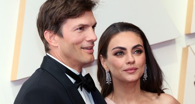 Ashton Kutcher és Mila Kunis közös táncától lángol az internet, a pár között 10 év után is csak úgy forr a levegő