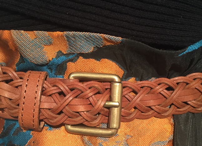 A brokát és a kötött istenien fest a fiús bőröveddel. Alapdarabok ezek, amiket rengetegféleképpen remixelhetsz.