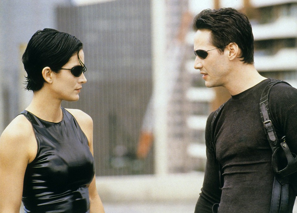  A Mátrix szereplőinek ikonikus napszemüvegeit hiába is kereste bárki akkoriban az optikákban, hiszen a dizájner Richard Walker egyedileg tervezte meg a szereplőknek a darabokat. Persze a film sikere után a hasonló alakú modellek elárasztották a piacot, és minden diszkóban lehetett találkozni néhány önjelölt Trinityvel és Neoval. 