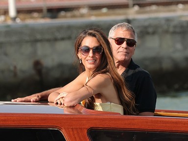Amal Clooney álomszép ruhában érkezett a Velencei Filmfesztiválra, férjével szerelmesebbek, mint valaha