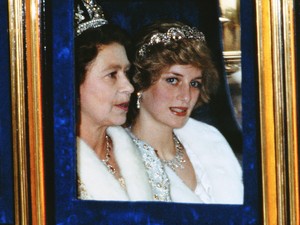 Felháborító fotók terjednek a királyi család tagjairól, így még soha nem láttuk Erzsébet királynőt és Diana hercegnét