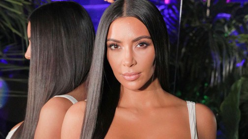 Juj, rettentes Kim Kardashian átlátszó cipője, pedig milyen izmos hasat villant