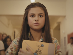 Selena Gomez egy bajszos középkorú apát játszik a saját klipében