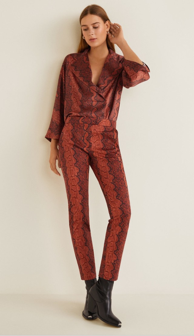 Ha bevállalós vagy, most akár tetőtől talpig ilyen mintába öltözhetsz. Selyemblúz és nadrág MANGO 13995 Ft, 9995 Ft