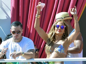 Jennifer Lopez nagyon pörgött a bikinis medence-partiján