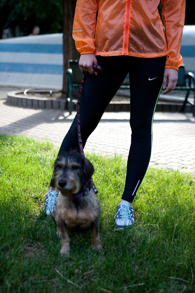 Cuki kiskutyájával pihen az énekesnő