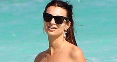 Emily Ratajkowski AKARJA, hogy a melleit bámulják - újabb topless pancsolás