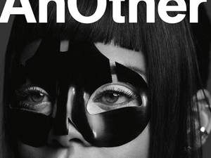 Rihanna most álarcban villant