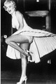 Marilyn Monroe 1955-ös filmjében, a Hét év vágyakozásban ikonikussá vált képek készültek  fellebbenő fehér szoknyájáról, és mindenki láthatta a bugyiját, amely mai szemmel nem igazán nevezhető kihívónak, de akkor maga volt a csábítás.