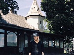 Punnany Massif klipforgatáson ma a sminkes