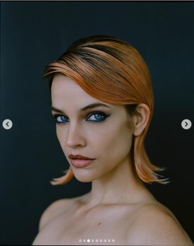 De nem a fekete volt a legextrémebb hajszín, amit Barbi megvillantott: ez a rózsaszínes-narancssárgás árnyalat szerintünk mindent visz! (2024)